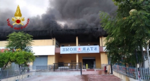 In fiamme una struttura commerciale nel cosentino