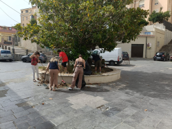 Gli adolescenti del laboratorio psico-pedagogico del Settore Prevenzione del Centro Calabrese di solidariet&agrave; Ets ripuliscono l'aiuola nel piazzale di via Fontana Vecchia