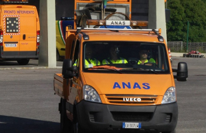 Mezzo pesante ribaltato sulla Statale 108: al via le operazioni di recupero