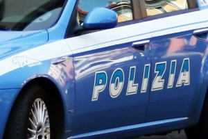 In possesso di droga aggredisce i poliziotti, arrestato un 38enne