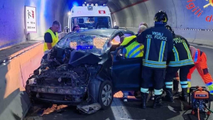 Incidente in galleria sulla Statale 106: una donna ferita