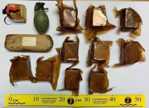 Custodia di un arsenale da guerra, arrestato a Reggio Calabria