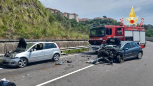 Scontro tra tre auto a Catanzaro, una vittima e tre feriti