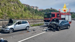 Scontro tra tre auto a Catanzaro, una vittima e tre feriti