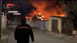 Incendio a magazzini vicini alle case, arrestato presunto autore