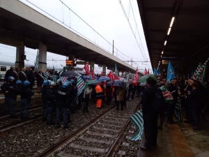 Ex Lsu-Lpu occupano stazione Lamezia