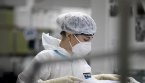 Covid: stabili i contagi e decessi, calano i ricoveri