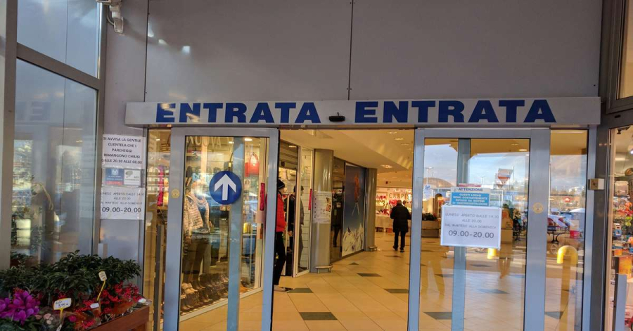 Era al centro commerciale e non al lavoro: pubblico dipendente nei guai