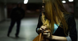 Perseguita ex e pubblica sue foto private, denunciato uomo di 39 anni