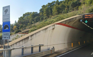 Incidente in galleria sulla 106 a Montegiordano, coinvolti due mezzi