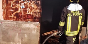 In fiamme un negozio di antiquariato a Crotone