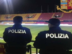 Lanciano oggetti in campo durante Crotone-Foggia: daspo per due tifosi