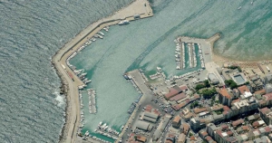 Migranti su un veliero arrivano al porto di Crotone