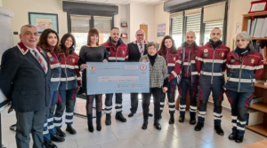 I volontari dell'Associazione Nazionale Polizia di Stato, Sezione provinciale di Catanzaro, donano a Mondo Rosa un assegno di mille euro