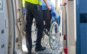 Aereo parte in ritardo, non si trova donna in carrozzina