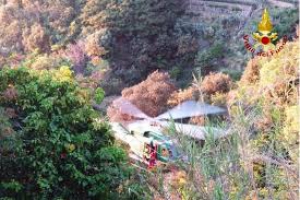 Uomo cade in una scarpata, salvato