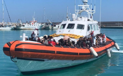 Sbarcano cento migranti in Calabria, a bordo anche cadavere