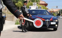 Pregiudicato fugge all&rsquo;alt, un etto e mezzo di droga