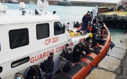 Triplo sbarco sulle coste crotonesi