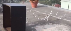 Gettata a terra scultura ''Donna'' a Catanzaro