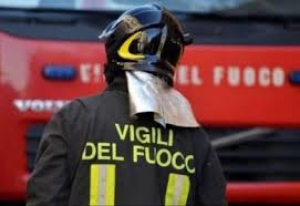 Incendio nella notte a Catanzaro: auto distrutta, indagini