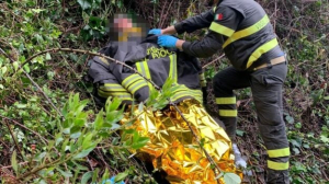 Si getta da una scarpata per fuggire dalle forze dell'ordine