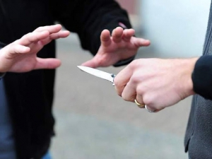 Minacce alla ex e coltello nascosto, un arresto