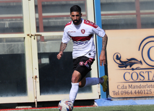 Reggina, gli occhi in casa e sul mercato