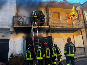 Paura a Cutro: magazzino in fiamme