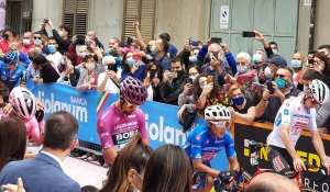 Minuto di silenzio a partenza tappa Giro d'Italia per la morte di Jole Santelli