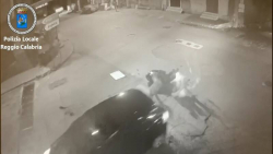 Investe due giovanissimi in scooter e scappa, identificato e denunciato a Reggio Calabria
