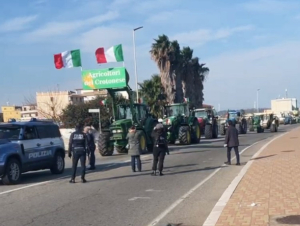Crotone, gli agricoltori in protesta sfilano per la citt&agrave;