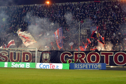 Crotone, allo stadio con i fumogeni: scatta il Daspo per due tifosi