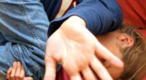 Abusi sessuali sulla figlia minorenne, arrestati la mamma e il suo compagno