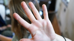 Violenze fisiche e psicologiche, denuncia il fratello e lo fa arrestare