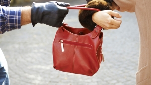 Ruba una borsa da un'auto, arrestato a Cosenza