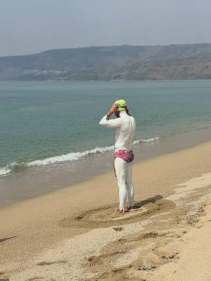 Matthieu Bonne a nuoto nel Tirreno, con un messaggio: rispettare il mare