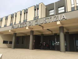 Stalking aggravato, rapina e violenza privata all'ex moglie. Assolto da tutte le accuse