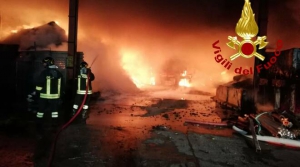 Catanzaro: fiamme in un&rsquo;azienda di smaltimento rifiuti e in una ditta