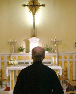 Troppo vociare,da parroco no processione
