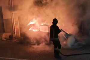 Auto in fiamme nella notte a Vibo Marina