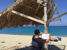 Sequestrate coperture abusive spiaggia