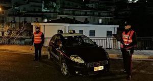 La figlia di 11 anni lancia cocaina dal balcone, un arresto a Corigliano