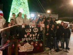 "Mi vuoi sposare"? Sotto l'Albero di Piazza Duomo a Reggio la romantica richiesta con tanto di musica, balletto e cuoricini