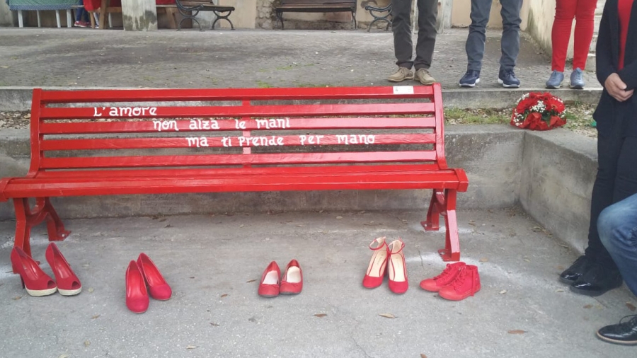 Campagna #Stopviolenza, inaugurazione panchine rosse