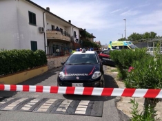Uccide la moglie e si spara