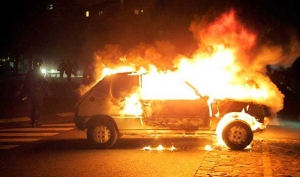 Auto in fiamme nella notte a Serra San Bruno, indagini
