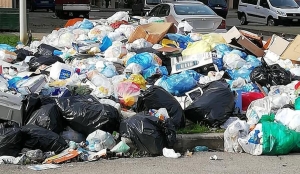 A fuoco cumuli rifiuti nel catanzarese, disagi agli abitanti