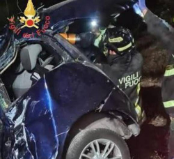 Auto finisce contro un albero, giovane perde la vita nel catanzarese