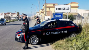 Armato di forchettone prende a pugni la moglie